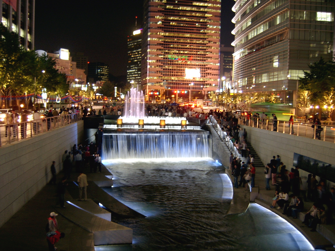 Cheonggyecheon at night.