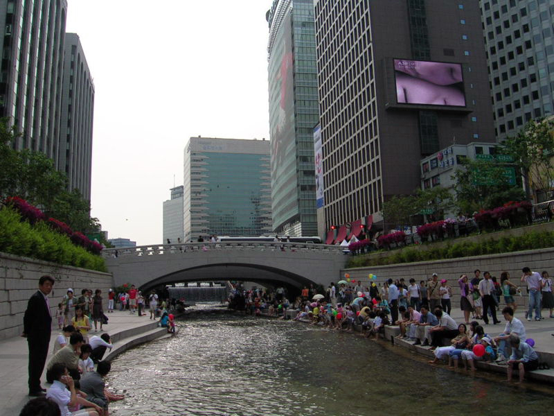 Seoul_ChonggechonDowntown.jpg