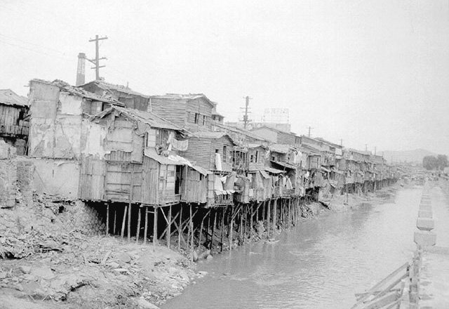 Huts on the Cheonggyecheon